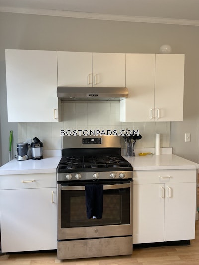 Somerville 3 Beds 1 Bath  West Somerville/ Teele Square - $3,700 No Fee